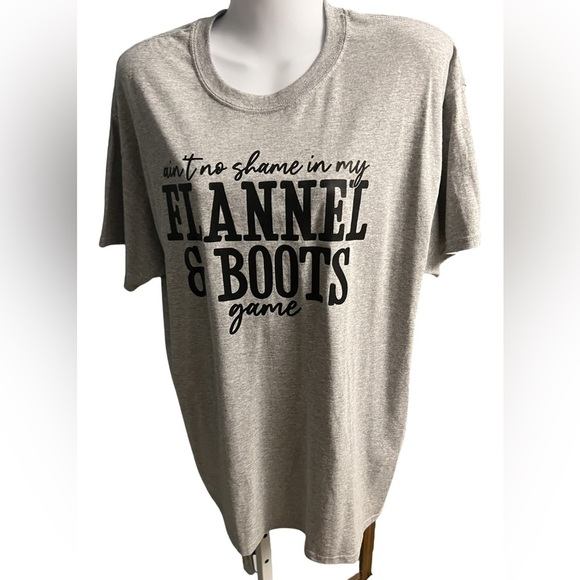 Hand Crafted Tops - Light Gray Short Sleeve T-shirt Ain't No Shame in My Flannel & Boot Ga…